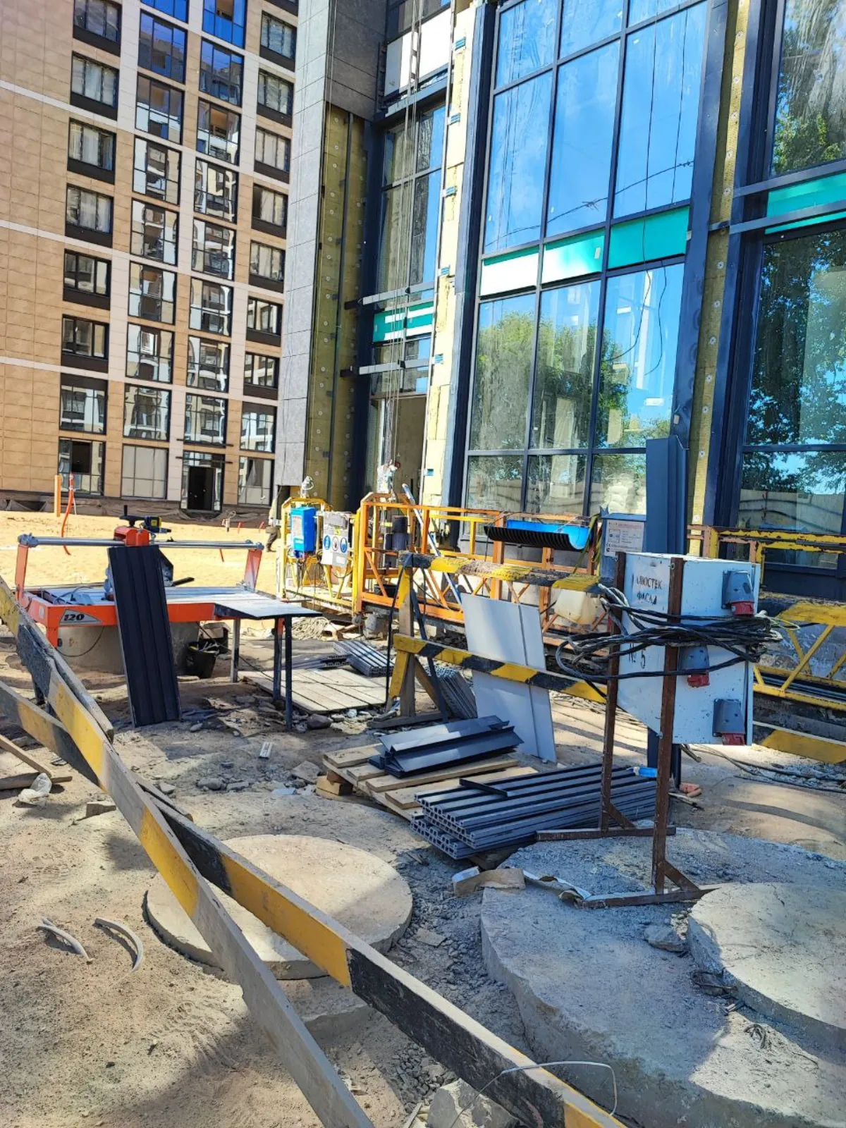 Автограф  в центре ФАВЕКЕР